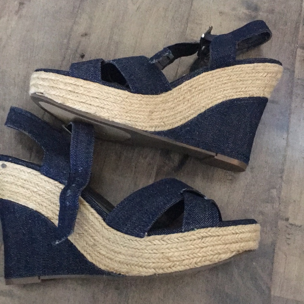 BCBG Woman’s Wedges Size 10.  Good condition.